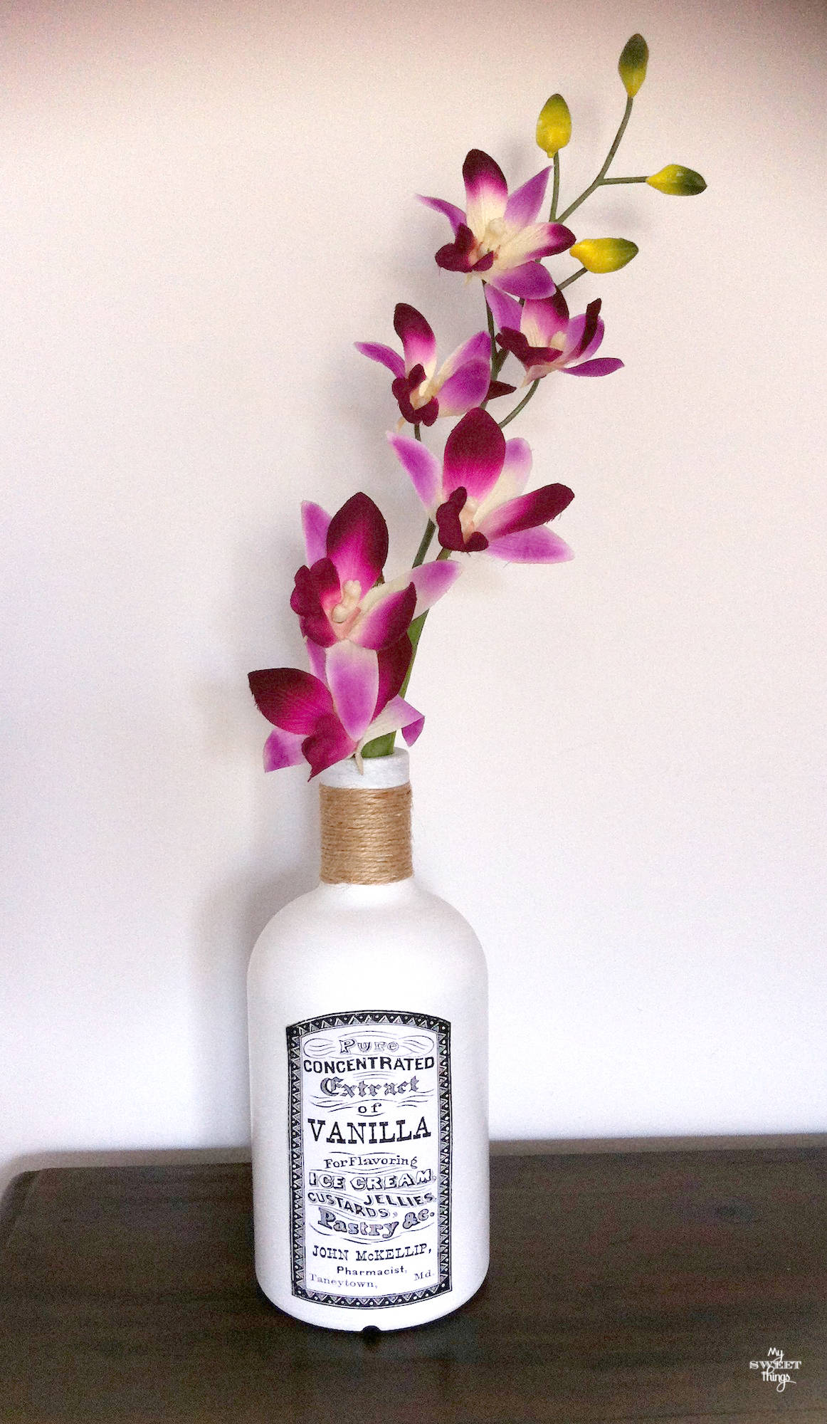 Empty bottle turned flower vase - Botella reciclada en jarron
