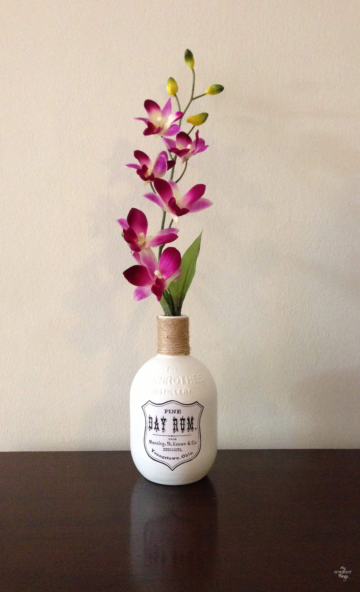 Empty bottled upcycled into a flower vase - Jarrón %22Bay Rum%22