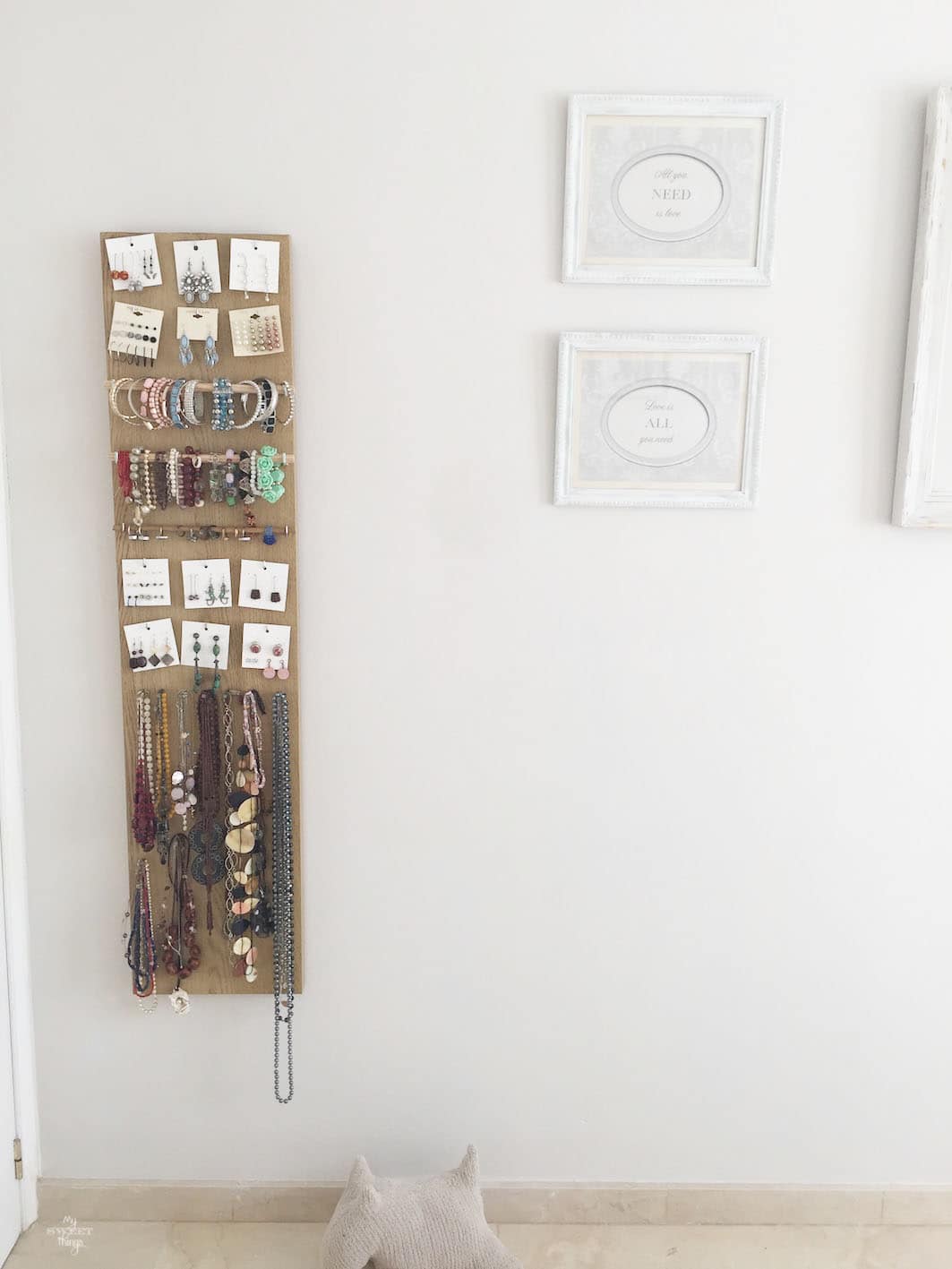 Easy and quick DIY jewelry holder out of scrap wood · Via www.sweethings.net