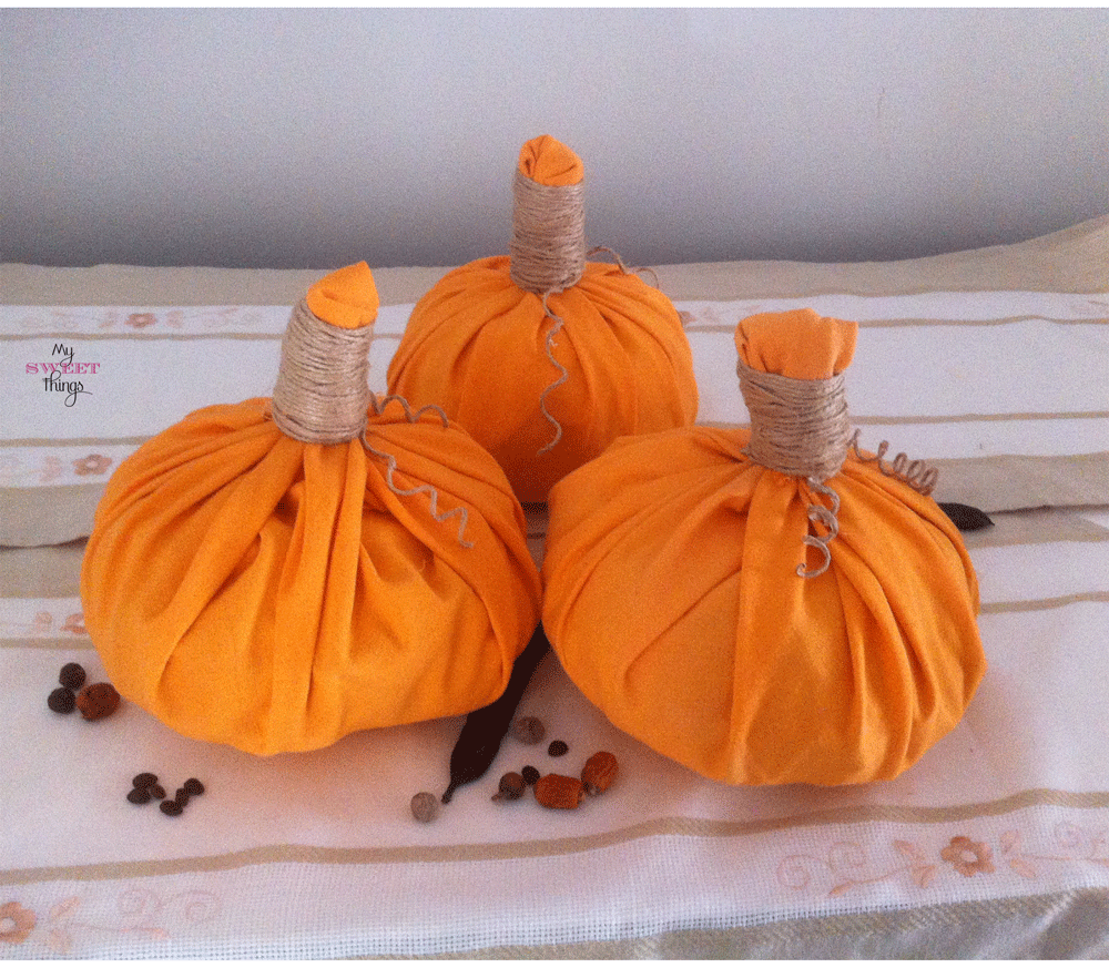 How to make easy no-sew fabric pumpkins with a piece of fabric and twine | www.sweethings.net