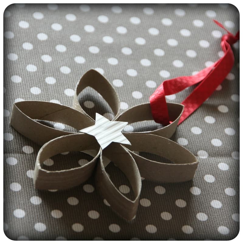 Christmas Decoration at no Cost | Toilet Paper Roll Star with a Red Ribbon | Via www.sweethings.net