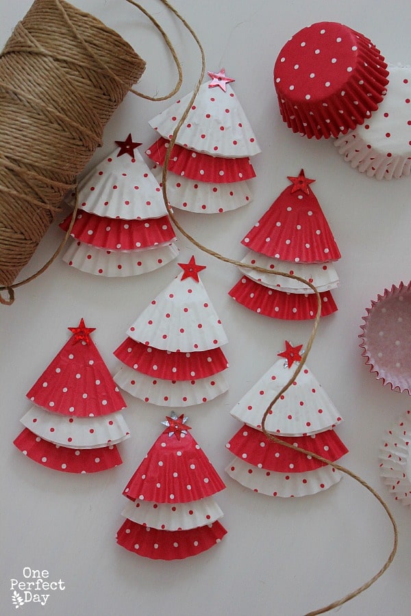 Christmas Decoration at no Cost | Cupcake Wrap Christmas Tree with twine and stars | Via www.sweethings.net