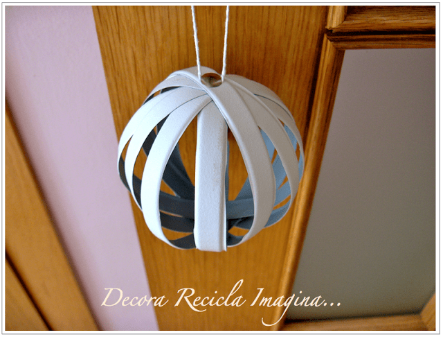 Christmas Decoration at no Cost | Plastic Ornament out of a Bottle | Via www.sweethings.net