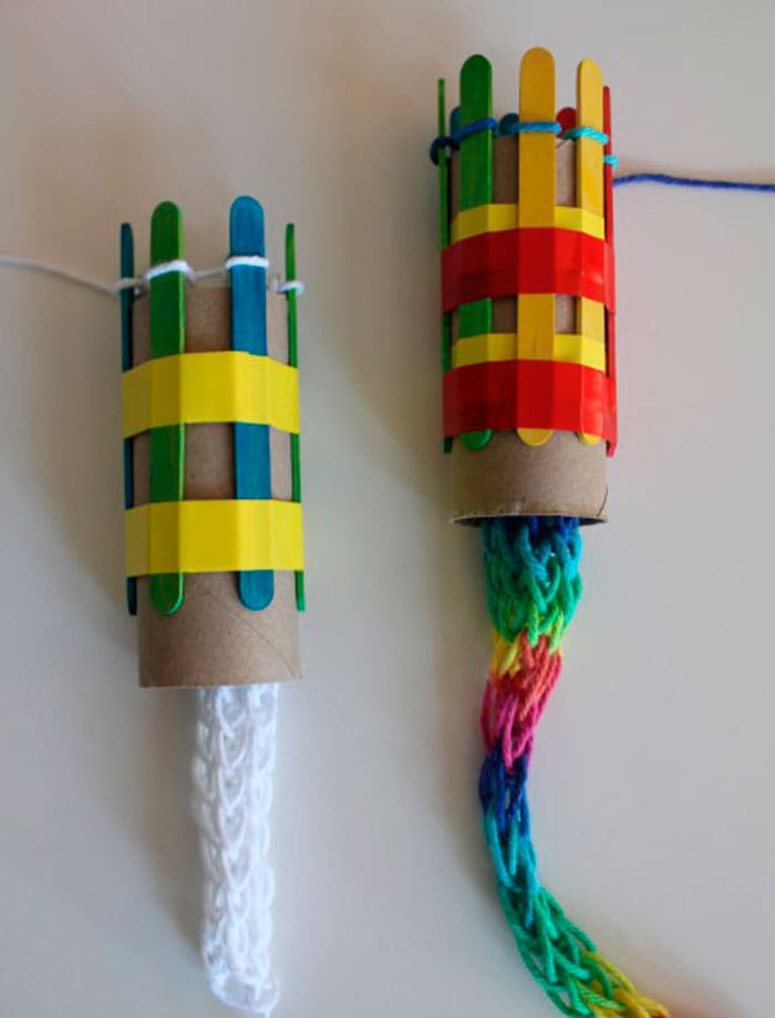 Tejedora con rollos de carton | Reciclar | DIY crochet | Via www.sweethings.net
