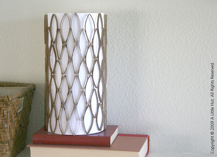 Lámpara con rollos de carton | Reciclar | DIY | Via www.sweethings.net