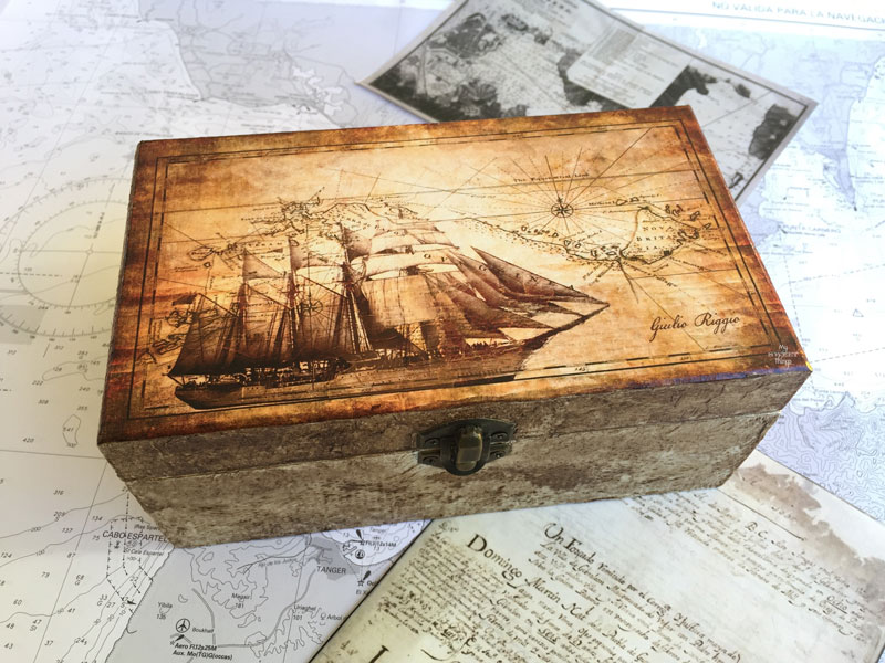 The secret material for a faux leather look · DIY nautical box for a sea lover using some decoupage or white glue, it makes a great handmade gift | Via www.sweethings.net 