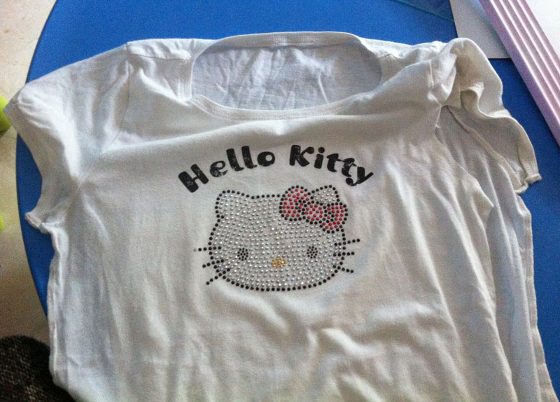 Hello Kitty T-Shirt Upcycle | Old T-Shirt | Via www.sweethings.net 