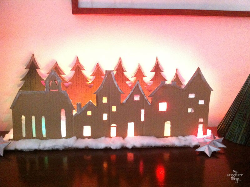 Pueblo de cartón | reciclar cartón | Navidad y decoración con luces | Via www.sweethings.net