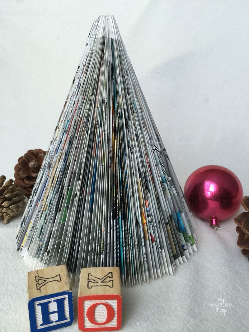 Como hacer un árbol de Navidad con una revista, con sólo tres sencillos pasos | Via www.sweethings.net