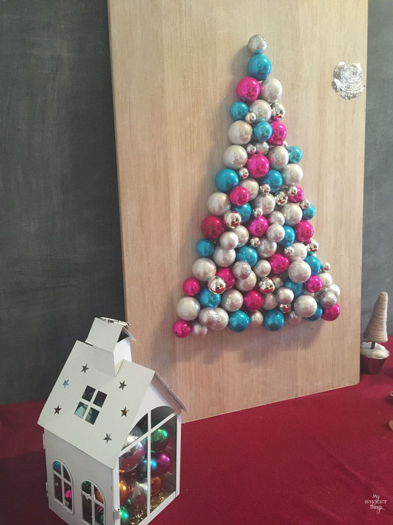 Con un trozo de madera y algunas bolas de Navidad podemos hacer un árbol de Navidad alternativo | DIY | Via www.sweethings.net
