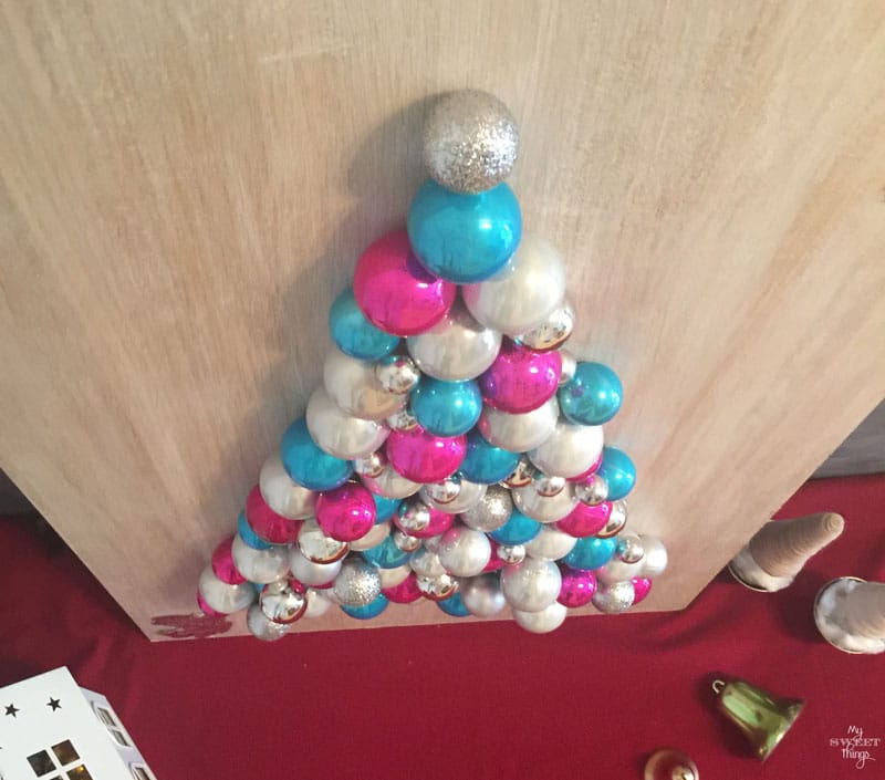 Con un trozo de madera y algunas bolas de Navidad podemos hacer un árbol de Navidad alternativo | DIY | Via www.sweethings.net