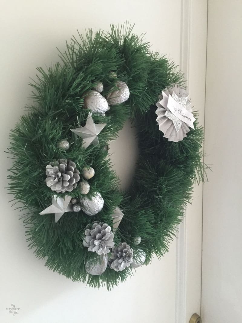 How to make an easy and chic DIY Christmas wreath, using cardboard, pine cones, nuts and a tinsel | Via www.sweethings.net 