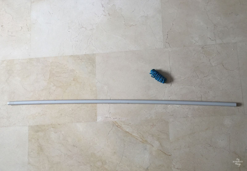 Cómo hacer un soporte para cuerdas con un tubo de plástico y una cuerda