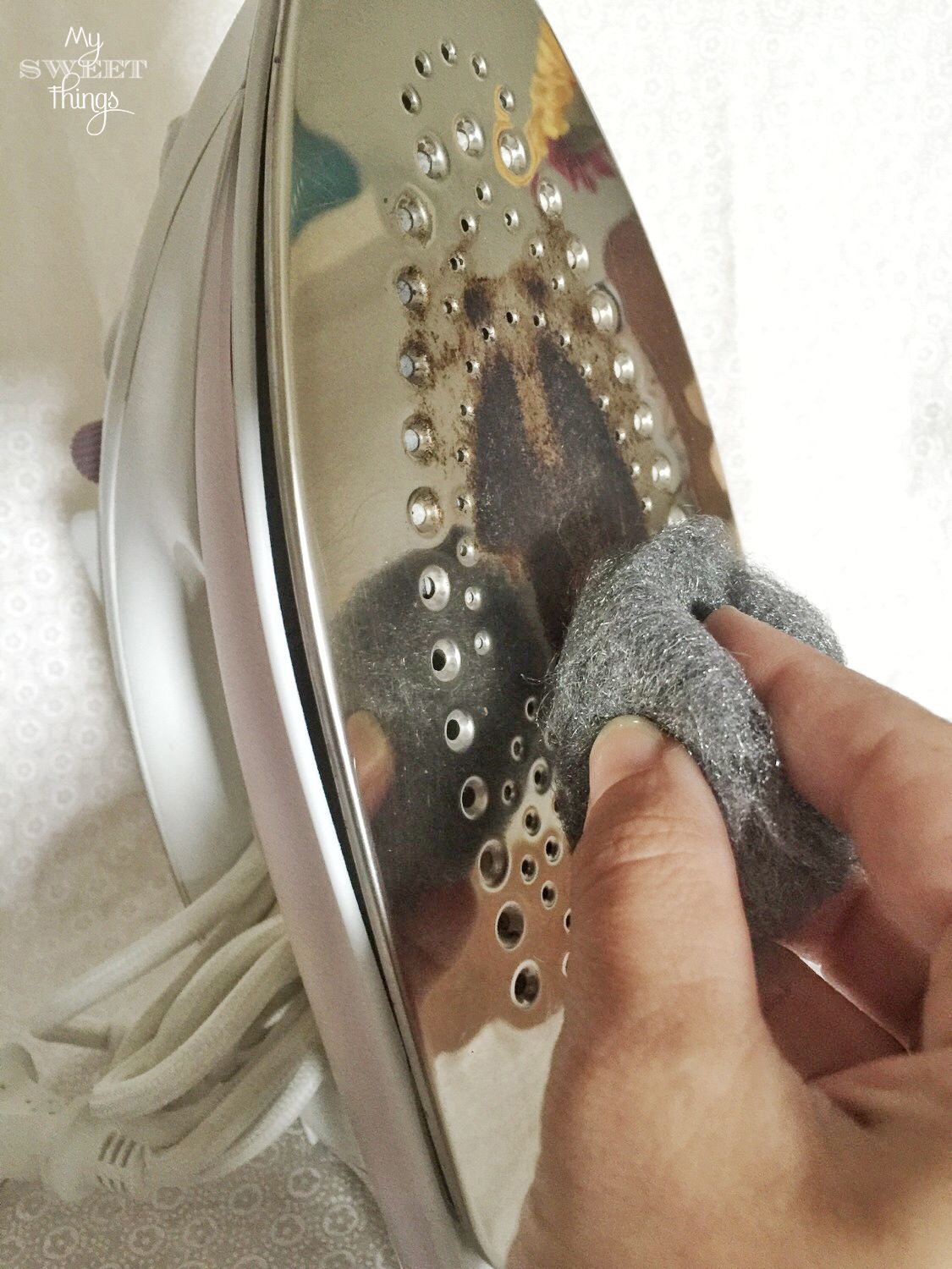 How to clean an iron easily with steel wool · Via www.sweethings.net