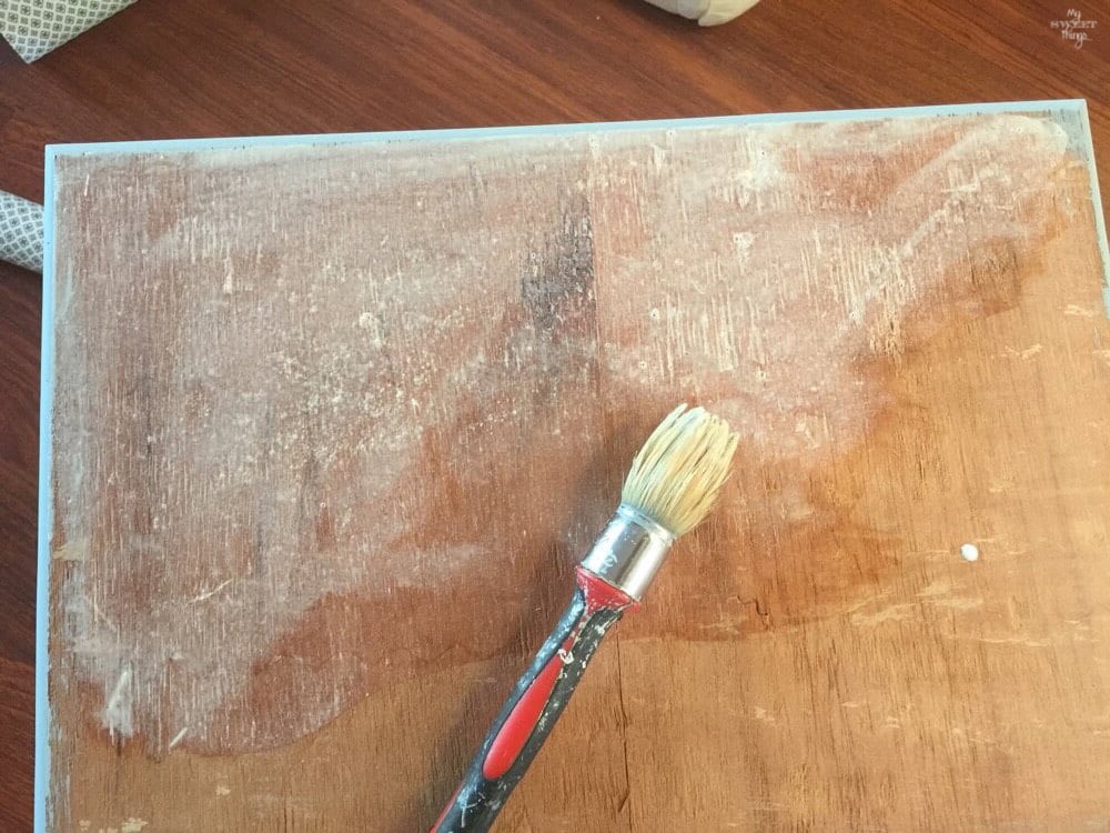 Como transformar mobiliario con decoupage y pintura de leche · Lijar los bordes para un acabado profesional