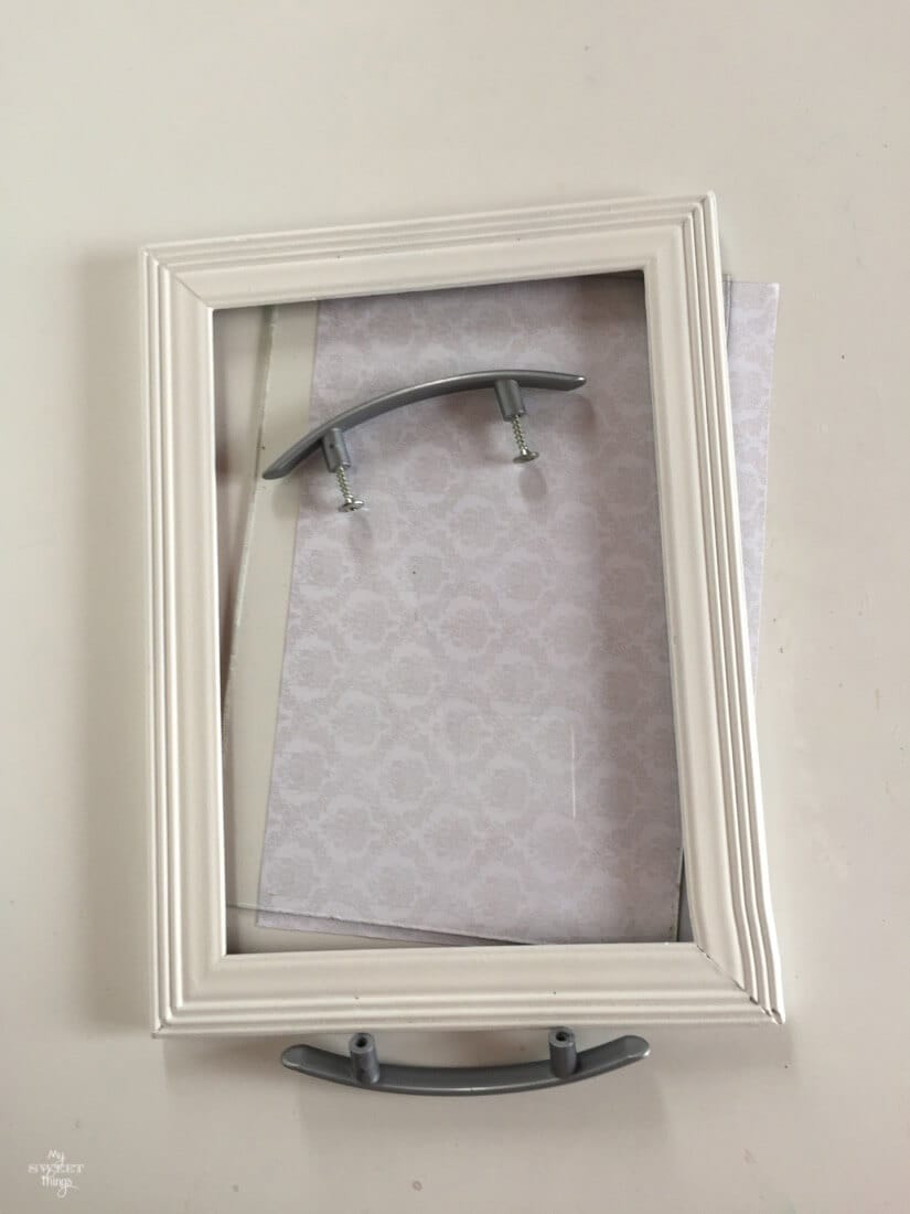 Small tray out of a picture frame · Via www.sweethings.net