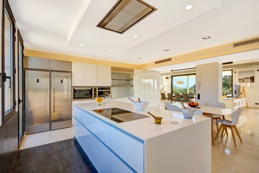 Modern property with sea views which has a bright and airy look · Open floor plan kitchen · Via www.sweethings.net