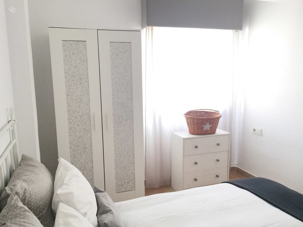 Cómo conseguir un dormitorio luminoso con poco presupuesto, podemos añadir cojines coordinados y un armario Aneboda Ikea para la ropa · Via www.sweethings.net