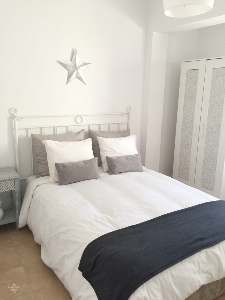 Cómo conseguir un dormitorio luminoso con poco presupuesto, podemos añadir cojines coordinados y un armario Aneboda Ikea para la ropa · Via www.sweethings.net