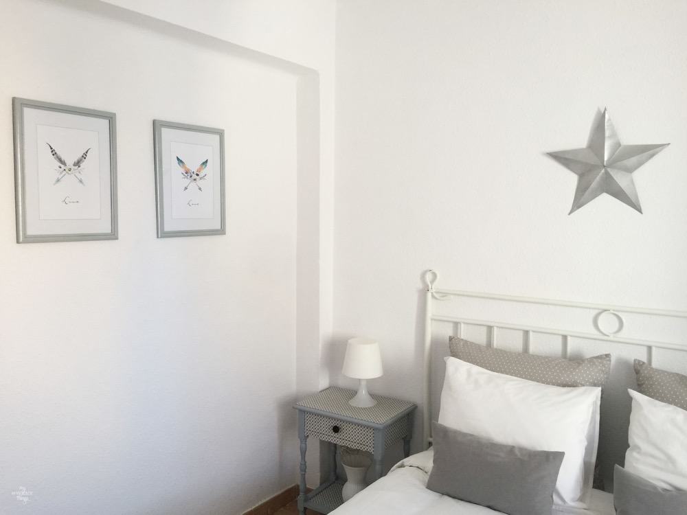 Cómo conseguir un dormitorio luminoso con poco presupuesto, podemos añadir cojines coordinados y cuadros en los mismos tonos · Via www.sweethings.net