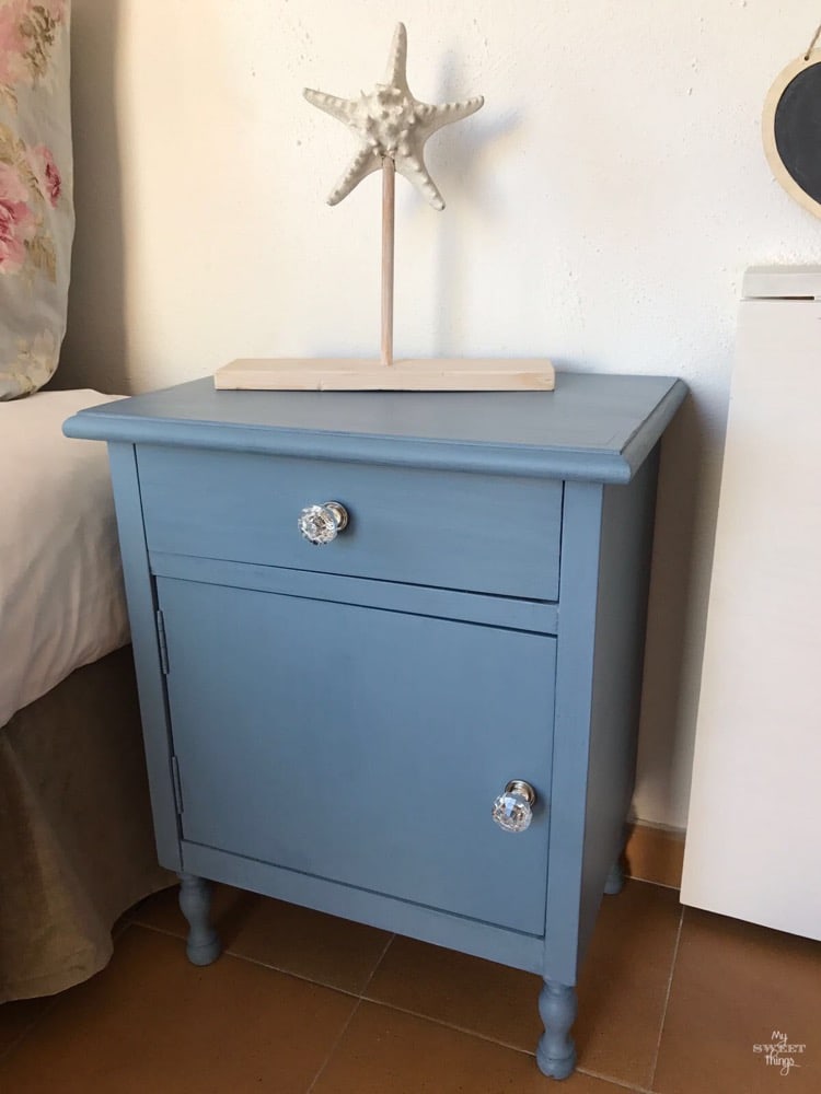 An old bedside table gets a makeover with some milk paint and glass knobs · Via www.sweethings.net