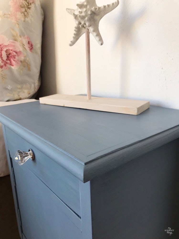 An old bedside table gets a makeover with some milk paint and glass knobs · Via www.sweethings.net