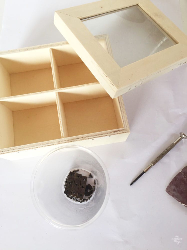 How to update a wooden tea box and create a romantic tea box with some paint and paper · Via www.sweethings.net