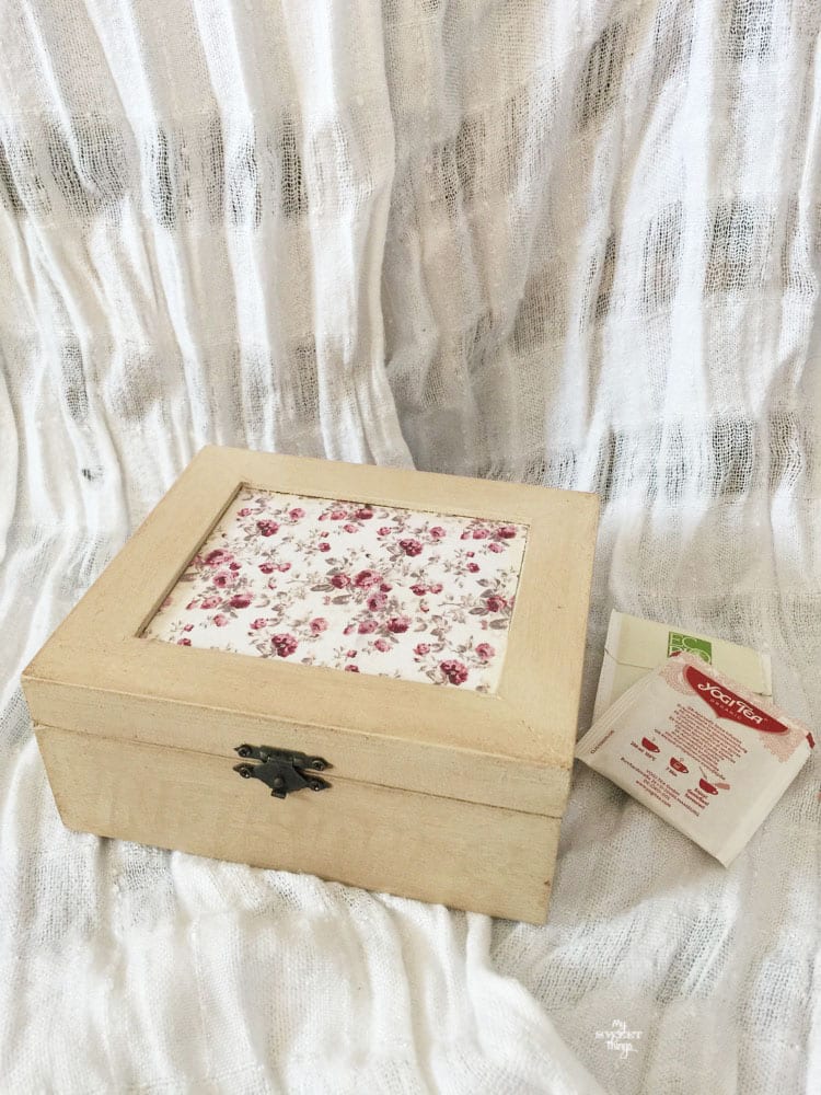 How to update a wooden tea box and create a romantic tea box with some paint and paper · Via www.sweethings.net