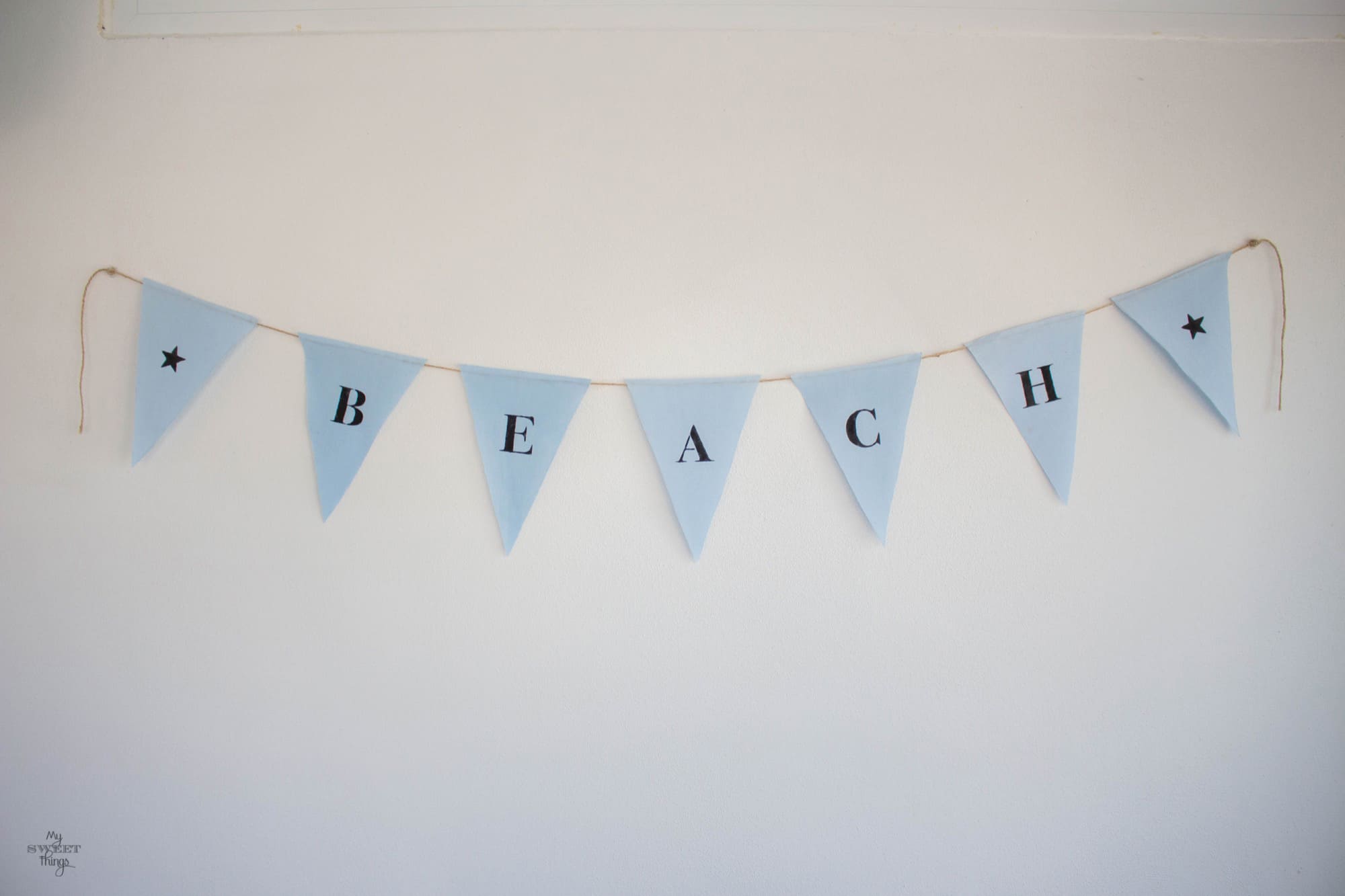Beach banner out of pieces of scrap fabric · Via www.sweethings.net