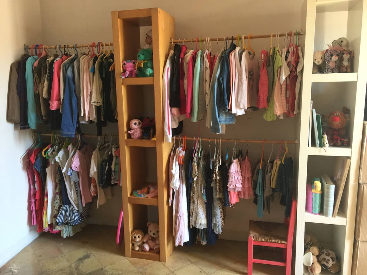 DIY open style closet for kids with Ikea shelves and rods · Via www.sweethings.net
