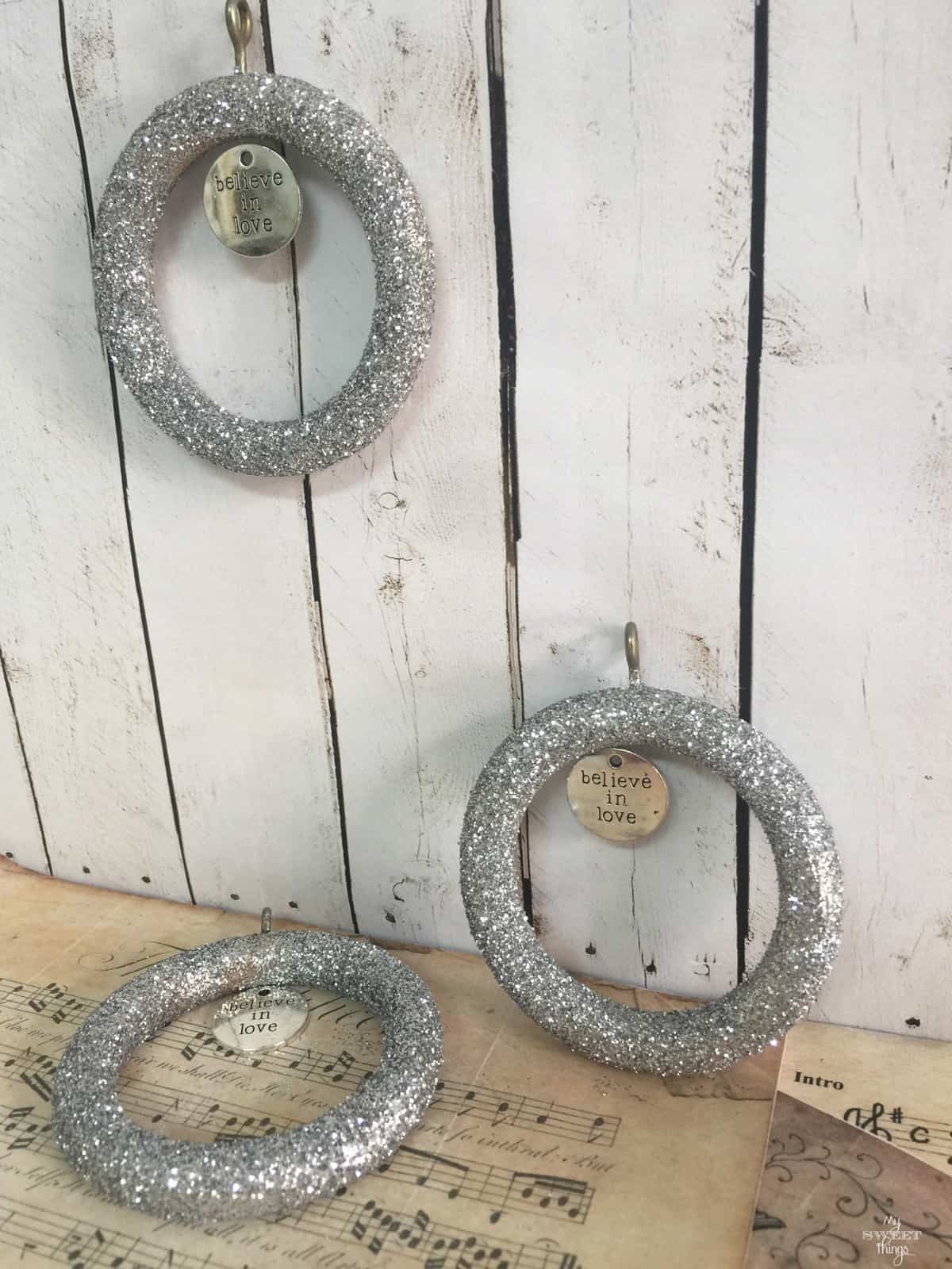 How to make a curtain ring Christmas ornament with glitter · Via www.sweethings.net