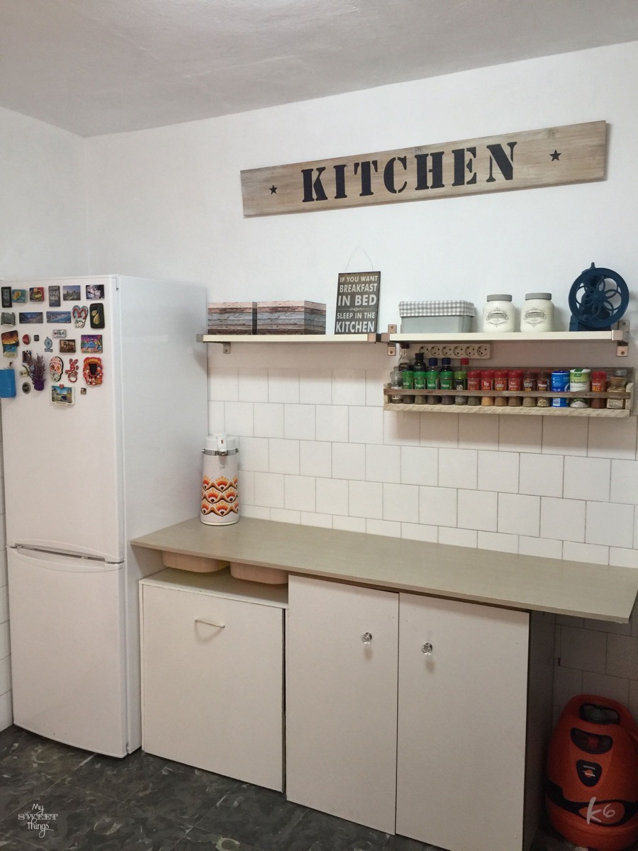 DIY Kitchen makeover on a budget | #kitchen #makeover #remodel #farmhouse #diy #homedecor #sign #kitchensign | Via www.sweethings.net 