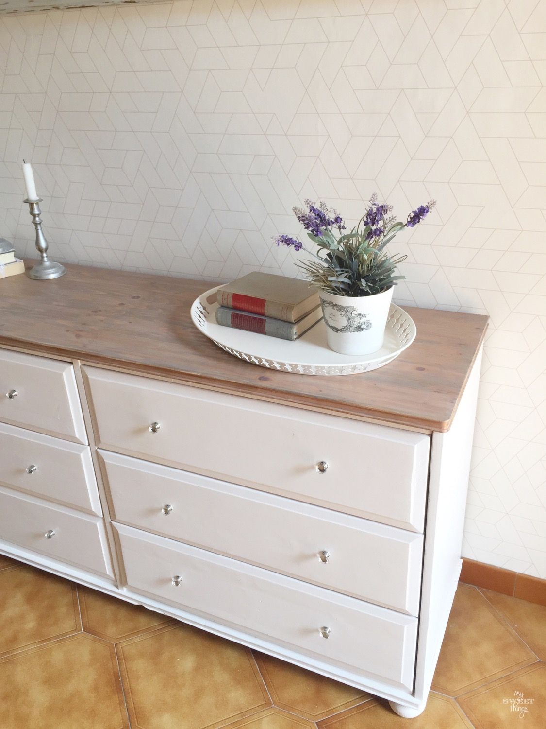 Two toned sideboard makeover · Walnut and off white · Via www.sweethings.net #two-tone #dresser #sideboard #makeover #furniture