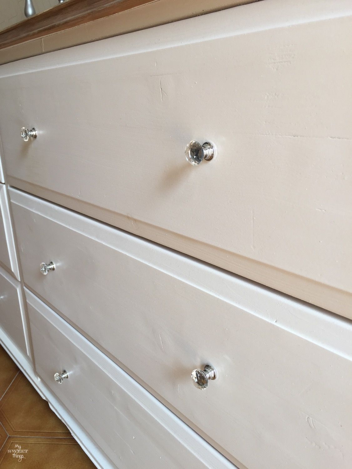 Two tone sideboard makeover · Walnut and off white · Via www.sweethings.net #two-tone #dresser #sideboard #makeover #furniture