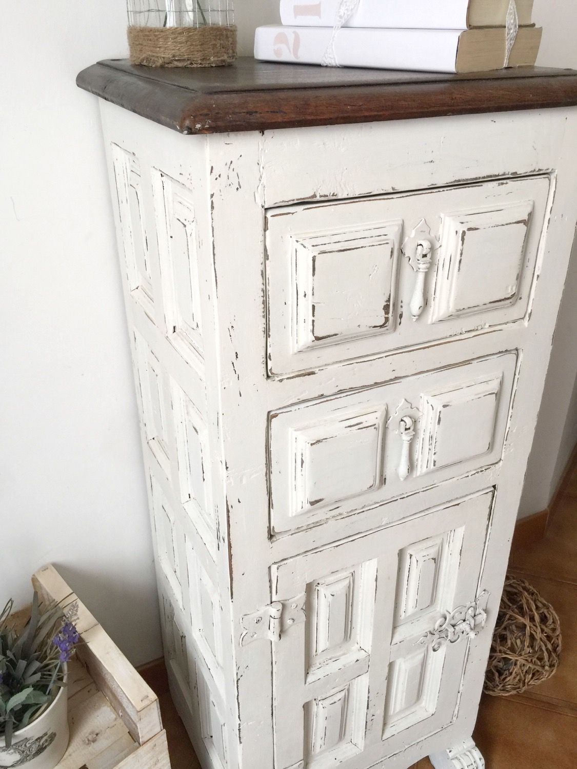 Farmhouse Style Side Table · Painting with DIY chalk paint · Distressed furniture · Via www.sweethings.net