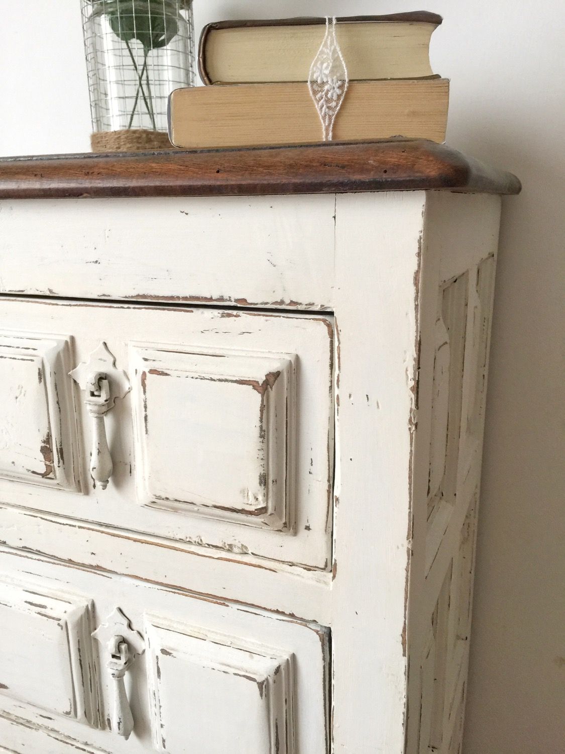Farmhouse Style Side Table · Painting with DIY chalk paint · Distressed furniture · Via www.sweethings.net