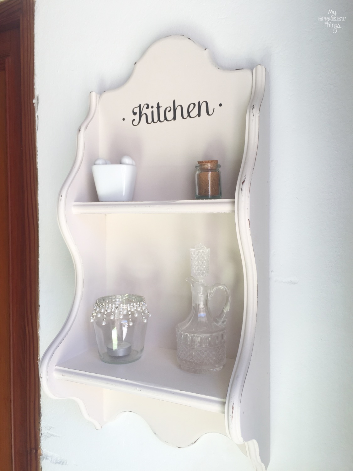 Shabby kitchen rack · Painted off-white · Via www.sweethings.net