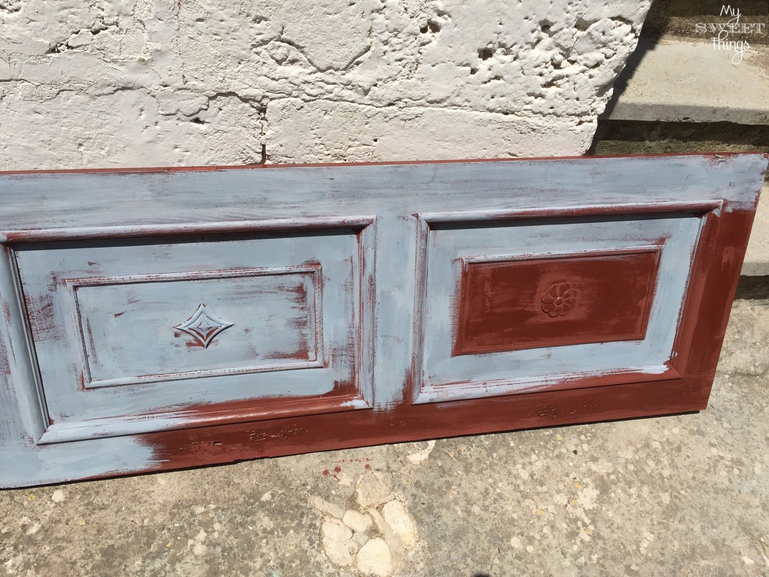 Reciclar una puerta de madera en un colgador vintage · Red barn & Federal Blue Old Fashioned Milk Paint · Via www.sweethings.net 