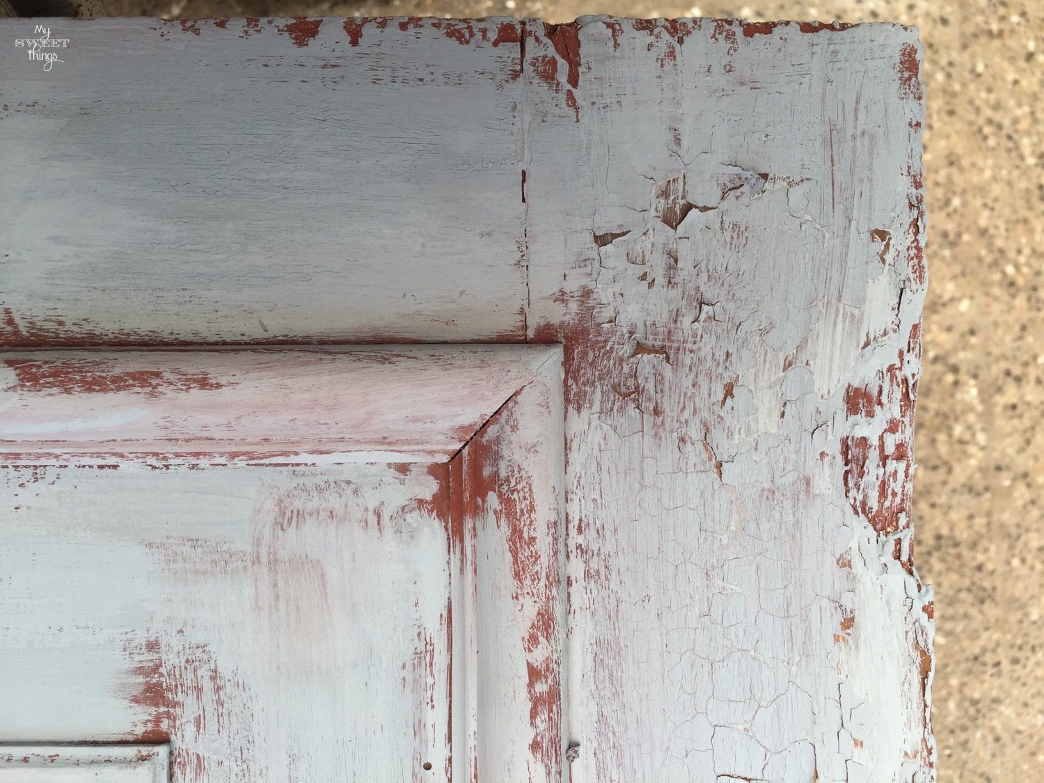 Reciclar una puerta de madera en un colgador vintage · Red barn & Federal Blue Old Fashioned Milk Paint · Via www.sweethings.net 