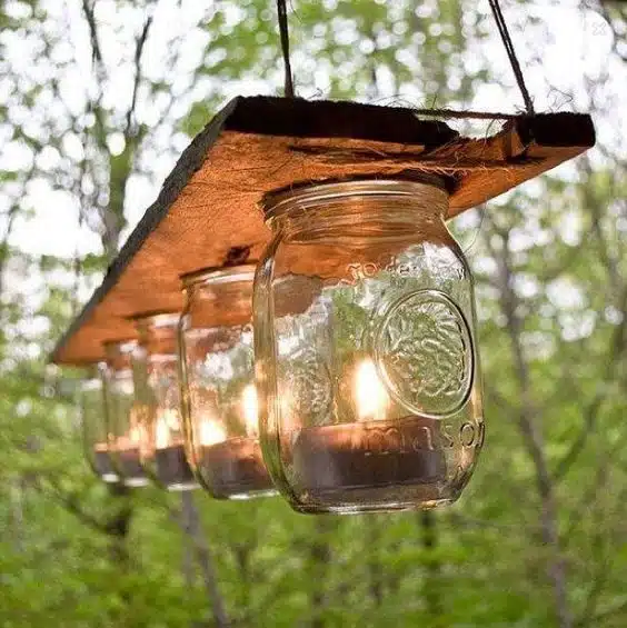 Luminarias de exterior reciclando frascos de cristal y madera